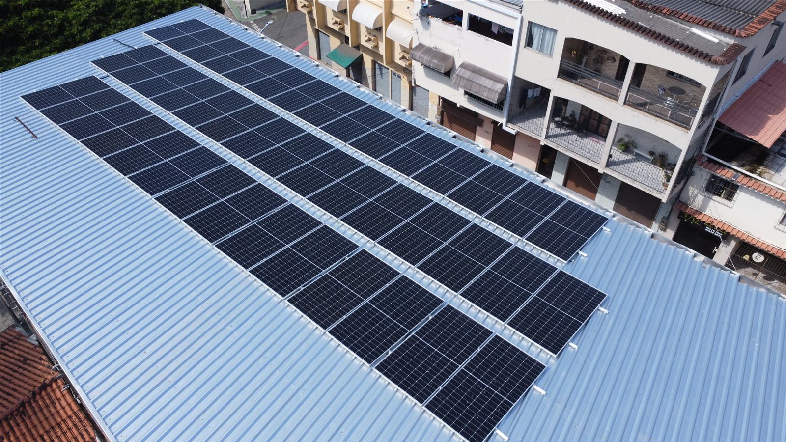 Instalação real de painéis solares em telhado, feita pela Infinity +Solar