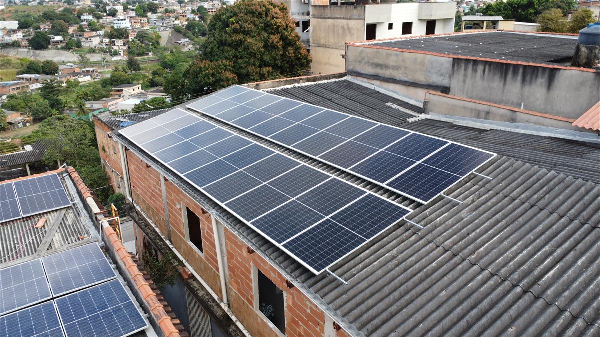 Instalação de painéis solares em residência, vista aérea