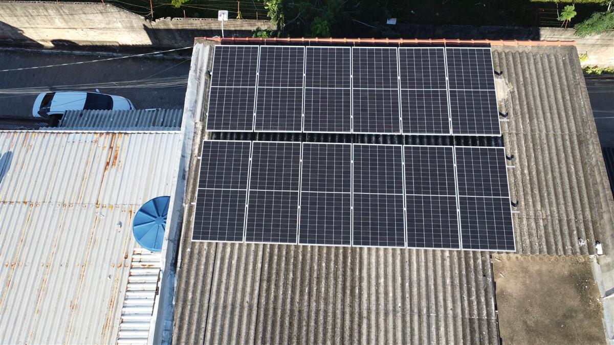 Painéis solares instalados em telhado, vista de cima