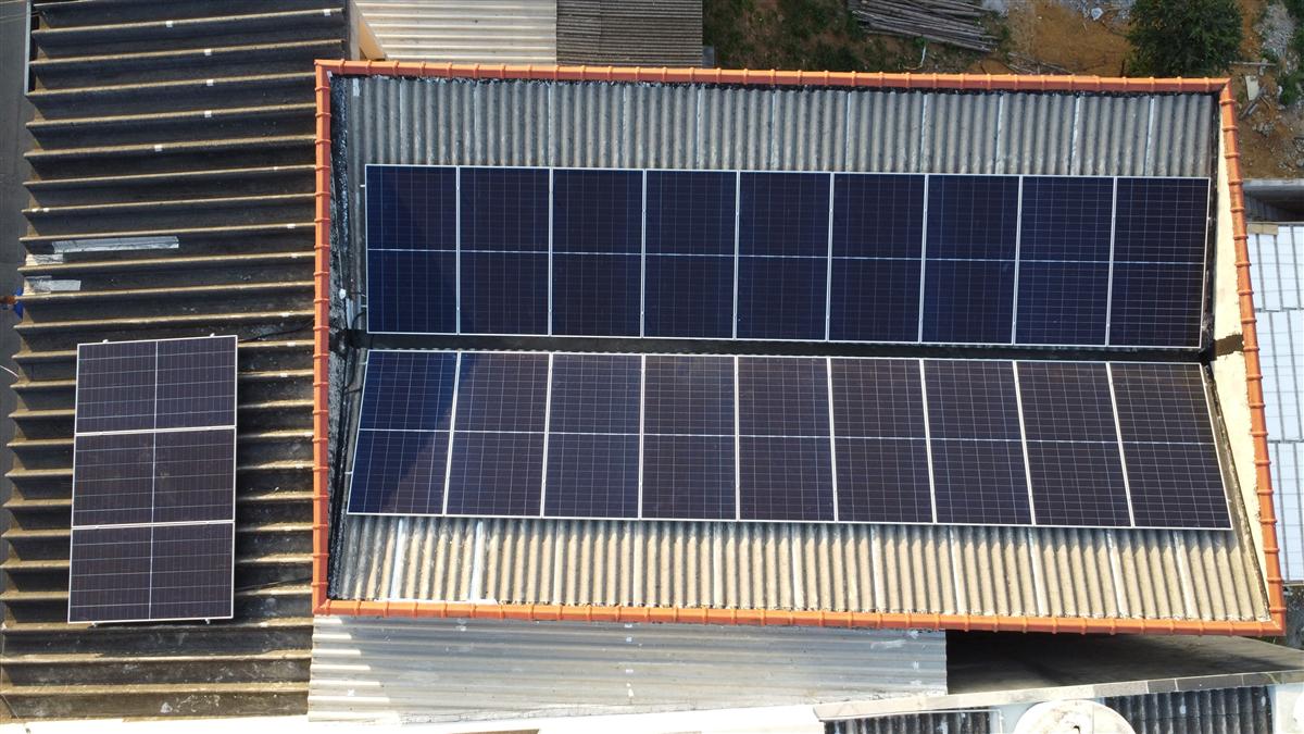 Painéis solares em telhado residencial, vista aérea