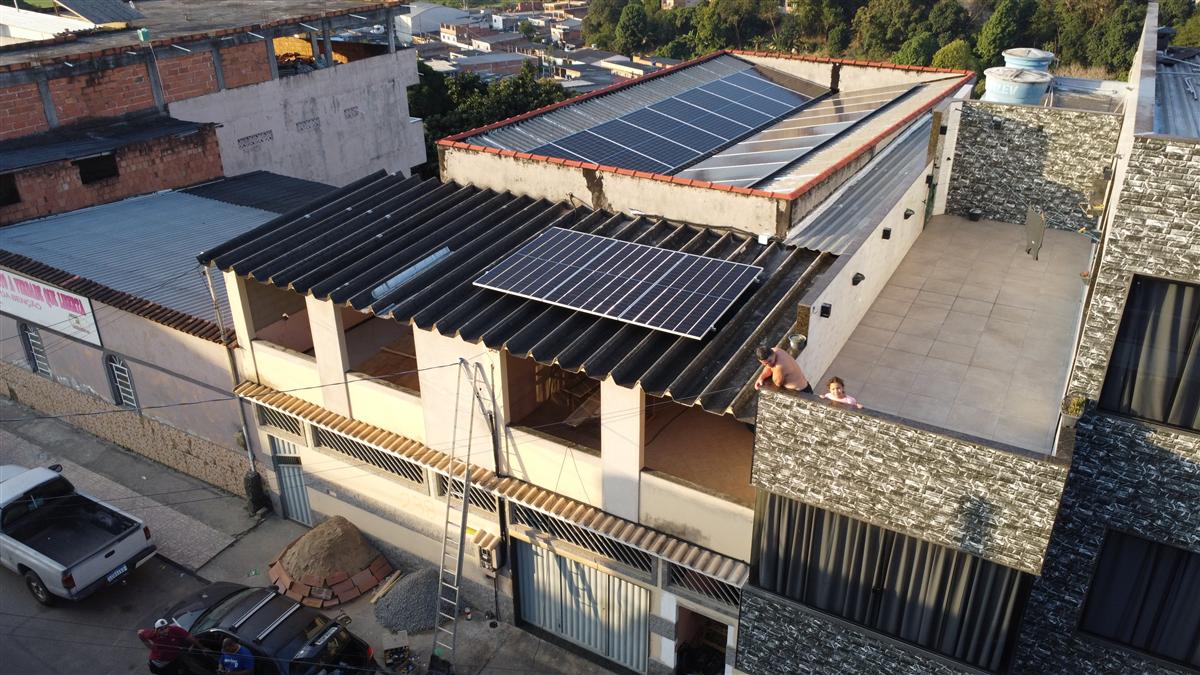 Instalação de painéis solares no fim de tarde